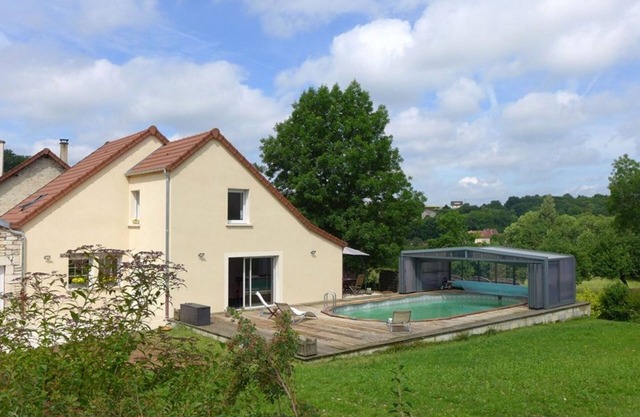 Luxury Retreat: Private Pool, Game Room, Forest Trails, Near Fishing Spots