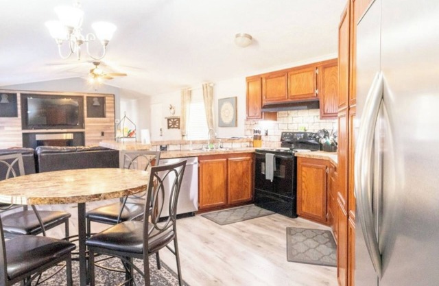 LUXURY RETREAT/PICKLEBALL COURT, less than 3 miniutes from Winstar Casino!