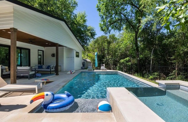 Luxury Retreat - Pool & Spa - South Austin Oasis