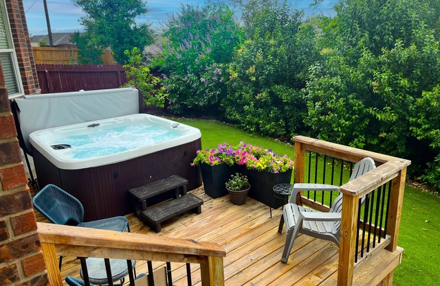 Luxury Retreat - Hot Tub, Game Room, Arcade, Pet-Friendly, Minutes to Fiesta TX
