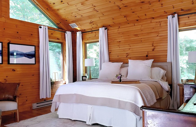 Luxury Romantic Cottage near Lakes, Trails, Golf and more! Adult Only Property