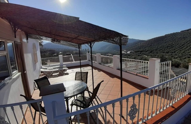 Luxury Roof Terrace Apartment With Amazing Views, a chlorine free Pool/hot tub