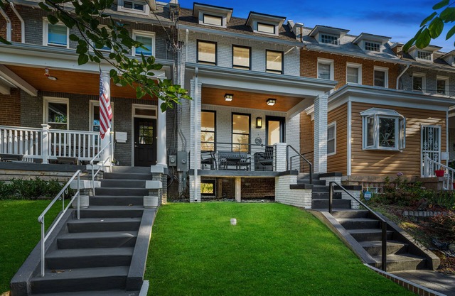 Luxury rowhouse w/parking - centrally located