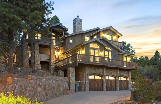 Luxury Rustic Home in the Pines with Panorama Views-On trails & 5 min. to town