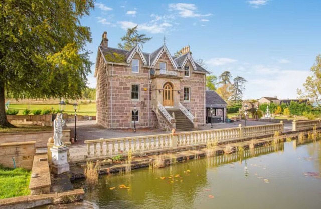 Luxury Scottish Country House, hot tub, salmon fishing on the River Nairn