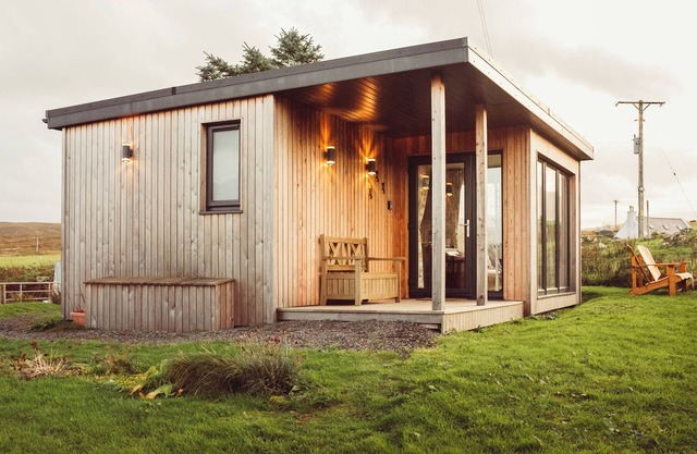 Luxury self-catering cabin - panoramic mountain views, short walk from the beach