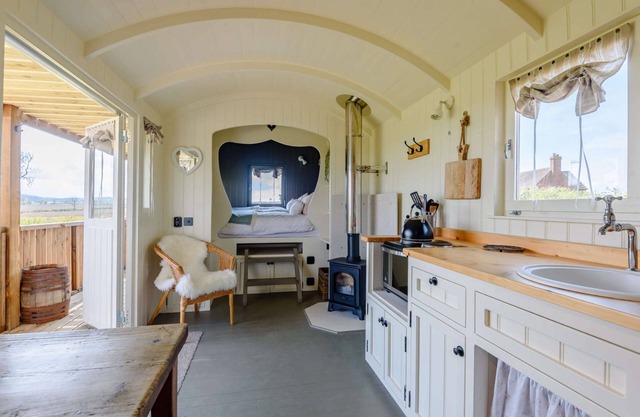 Luxury shepherd's hut for 2 in the Cotswolds - Aurora