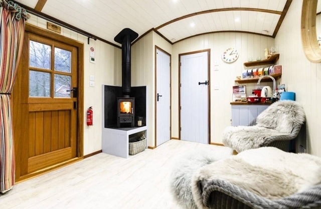 Luxury Shepherd's Hut #4 - Overlooking Rolling Surrey Hills