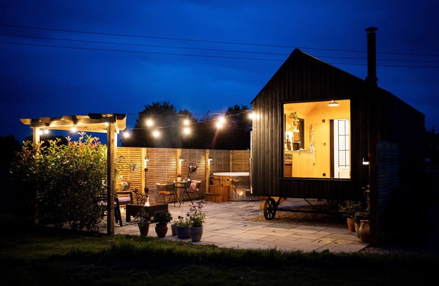 Luxury Shepherds Hut with outdoor area and hot tub