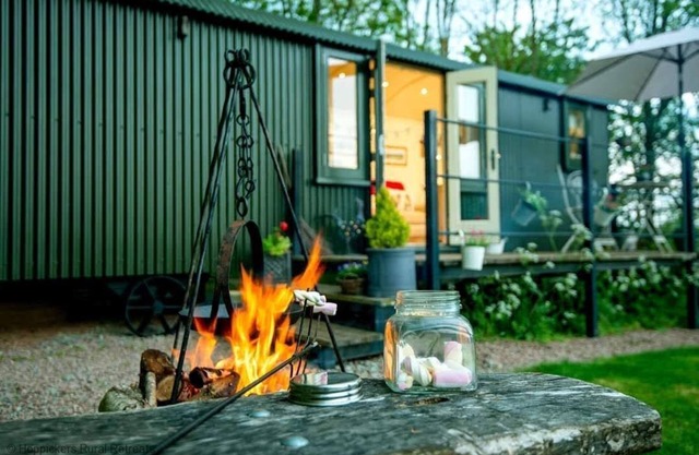 Luxury Shepherds Hut with private hot tub in quiet rural setting