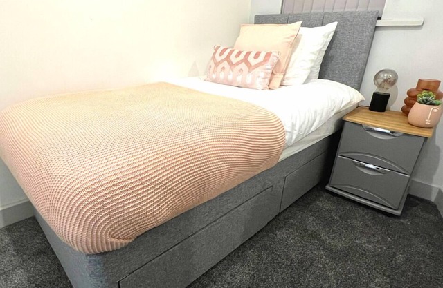Luxury Single Room with Private Bathroom in WN1
