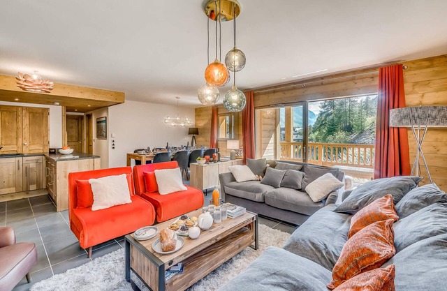 Luxury Ski-In/Ski-Out Apartment with Balcony, Pool, and Spa in Tignes