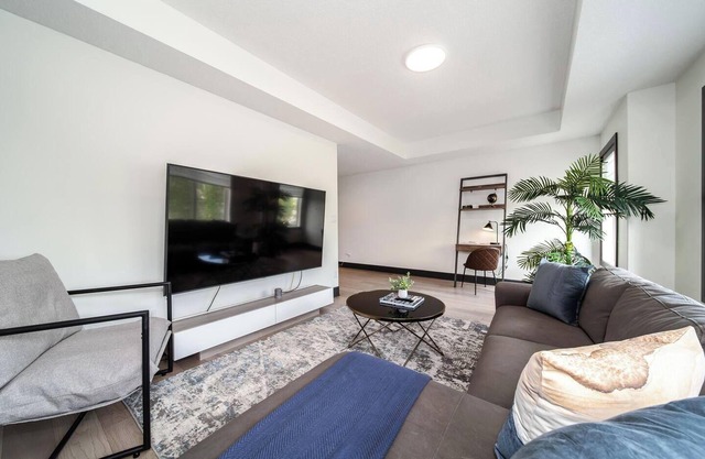 *Luxury* Sleeps 10|King bed|Jacuzzi|10 Min to WEM