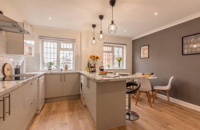 Luxury Southampton house with garden and parking