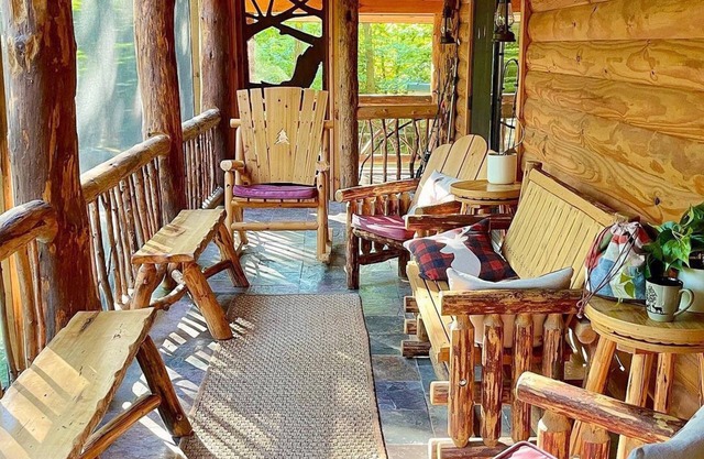 Luxury Spa Cabin by the Creek w Hot Tub, Luxury Spa Cabin by the Creek w/Hot Tub