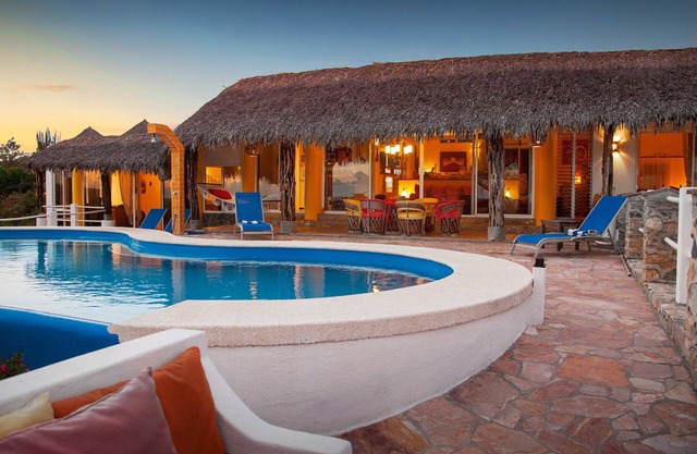Luxury, Spectacular views & beach in a beautiful bay of Huatulco. Private pool.
