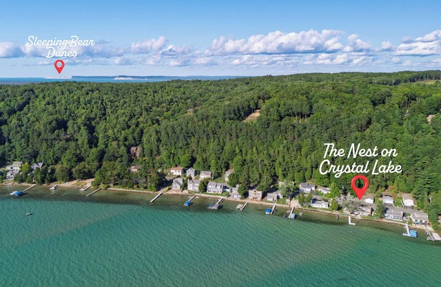 Luxury stay at Crystal Lake w/hot tub/kayaks/SUPs