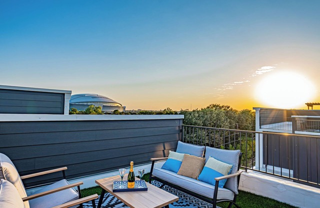 Luxury Stay | Short Walk to AT&T | Free Parking