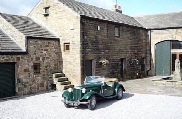 Luxury Stone Barn Conversion-On the edge of The Peak District. Hot Tub EV charge