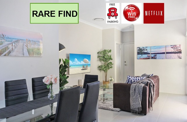 Luxury Stylish House with private courtyard, Walk to Park & Shop,10min to beach