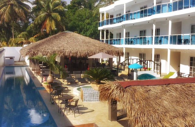 Luxury suite in central cabarete, cable TV/WiFi, pool, fitness center, spa/bar
