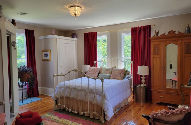 Luxury suite w/private bath; only 1/2 block from the Inn at Little Washington!