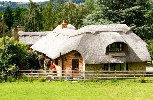 Luxury, Thatched Picturesque Holiday Cottage, Garden Overlooking Rolling Fields