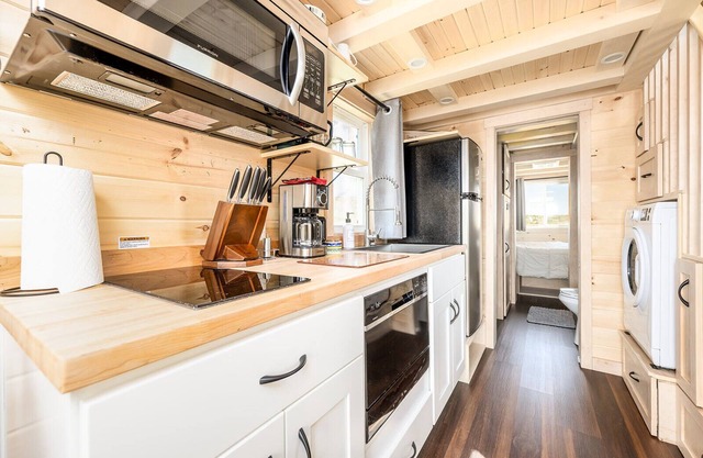Luxury Tiny Home/Base Camp to Ouray, Telluride/2 Queen beds, 1 twin bed/Washer & Dryer/Smart TV/Hot Tub Access/Patio w/Mountain Views/Fire Pit/11 mi to Airport