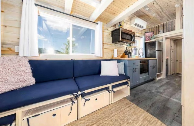 Luxury Tiny Home/Base Camp to Ouray, Telluride/3 Queen beds/Washer & Dryer/Smart TV/Hot Tub Access/Patio w/Mountain Views/Fire Pit/11 mi to Airport