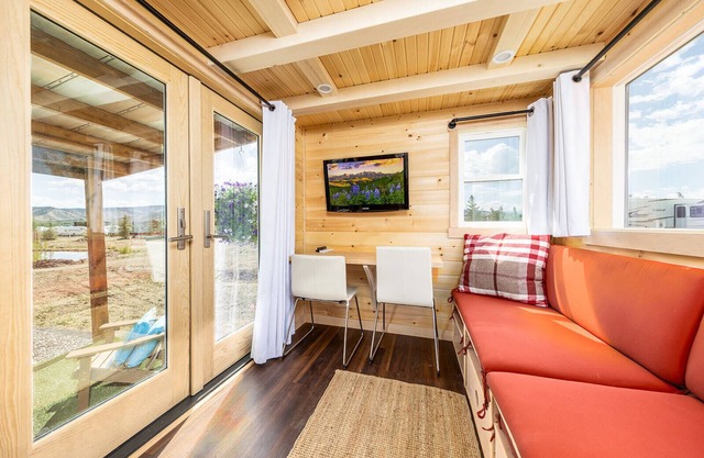 Luxury Tiny Home/Base Camp to Ouray, Telluride/3 Queen beds/Washer & Dryer/Smart TV/Hot Tub Access/Patio w/Mountain Views/Fire Pit/11 mi to Airport