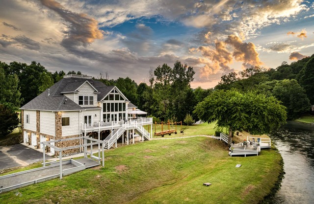 Luxury Toccoa Riverfront, theatre, pool table, hot tub, 6 king beds, sleeps 18