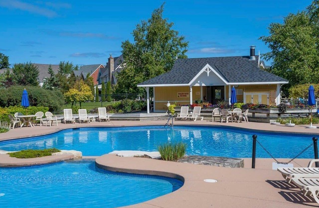 Luxury Townhome: Private Patio Shuttle, Trails!