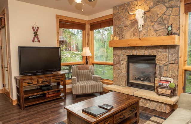 Luxury Townhome/Pool and Hot Tub Access/Private Patio