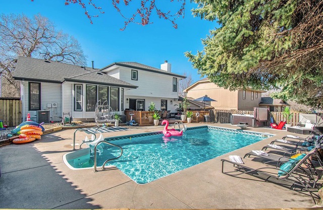 Luxury vacation house, heated pool + hot tub