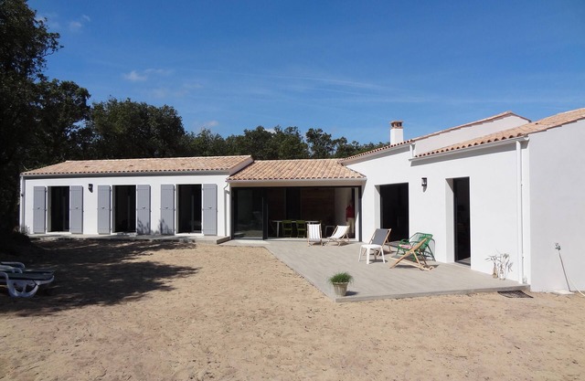 LUXURY VILLA 100 M FROM THE SEA IN A PRIVILEGED LOCATION
