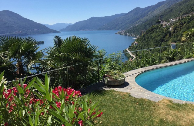 Luxury villa, panoramic view of Lake Maggiore, heated large pool, 2 PP