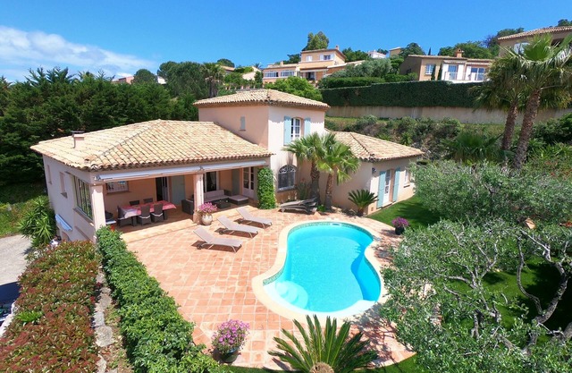 Luxury villa in a residential area with private pool overlooking the golf course