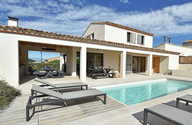 Luxury Villa in Malaucène with Private Swimming Pool