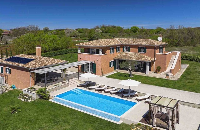 Luxury villa in Tinjan