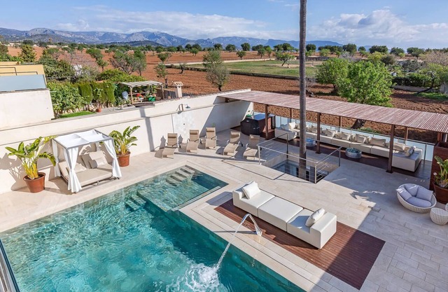 Luxury villa in with 12bedrooms, terrace with pool, free wifi, bar and gym