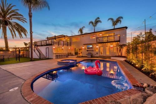 LUXURY VILLA - SLEEPS 24 - PRIVATE POOL & HOT TUB Beaches Legoland Views!