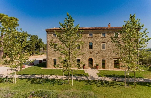 Luxury villa Tuscany for rent, large tuscan villa to rent, villa with pool and views tuscany Italy