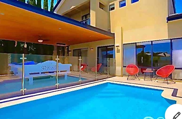 LUXURY VILLA W POOL & SPAS