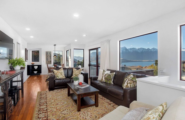 Luxury Villa With Lake Wakatipu & Remarkables Views