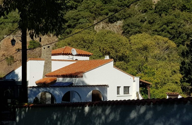 Luxury villa with spectacular mountain views and facing the relaxing Rio