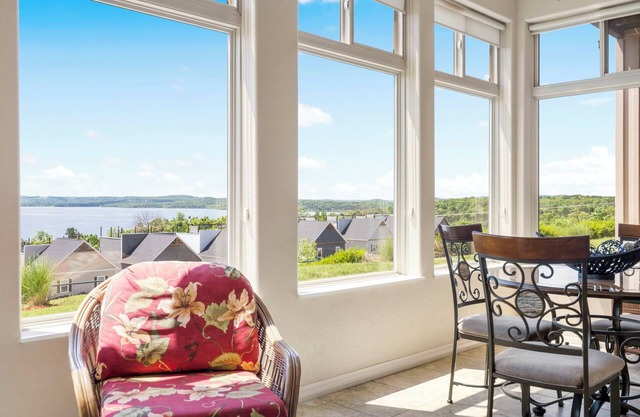 Luxury Walk-In Condo 2 King Suites Sunroom + Patio Near Branson Fun!
