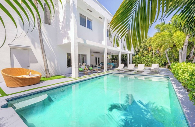 Luxury Waterfront Home 5BR-4BTH & Pool
