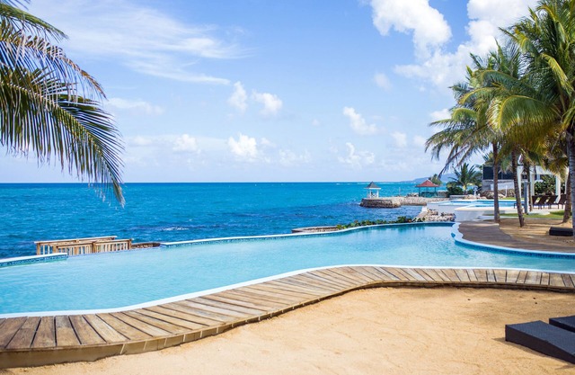 Luxury Waterfront 1/1 with Pool and Gym