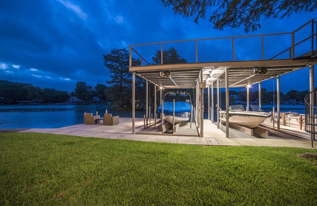 Luxury Waterfront Lakehouse with Volleyball, Boat Dock, Fire Pit, 8 bedrooms