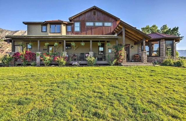 Luxury Waterfront Parachute House w/Fire Pit!